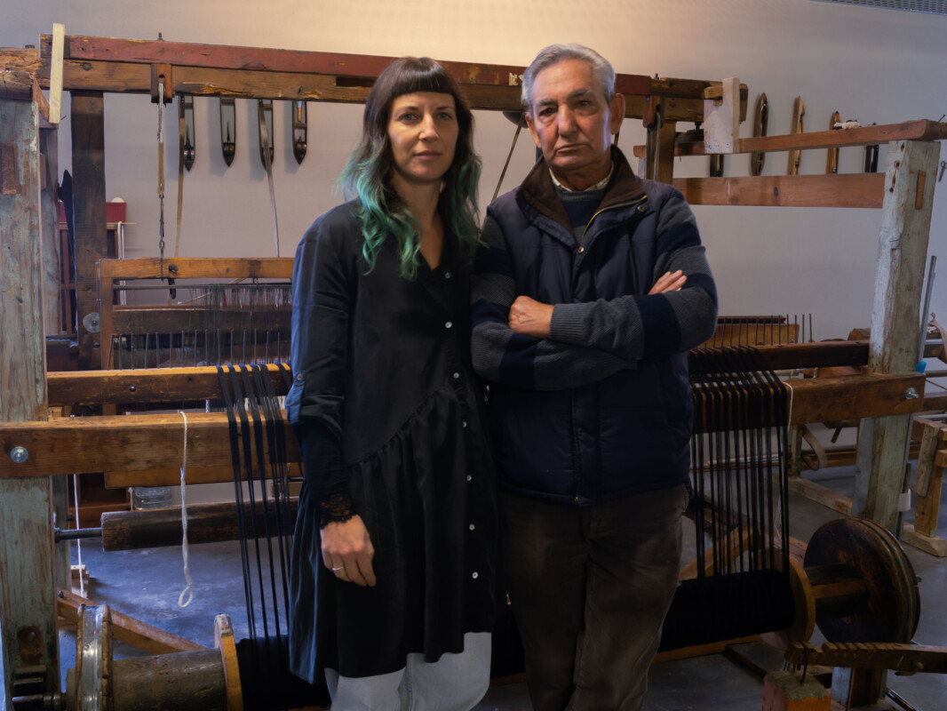 A tecelã Inês Barreiros ao lado do mestre João Ferreira